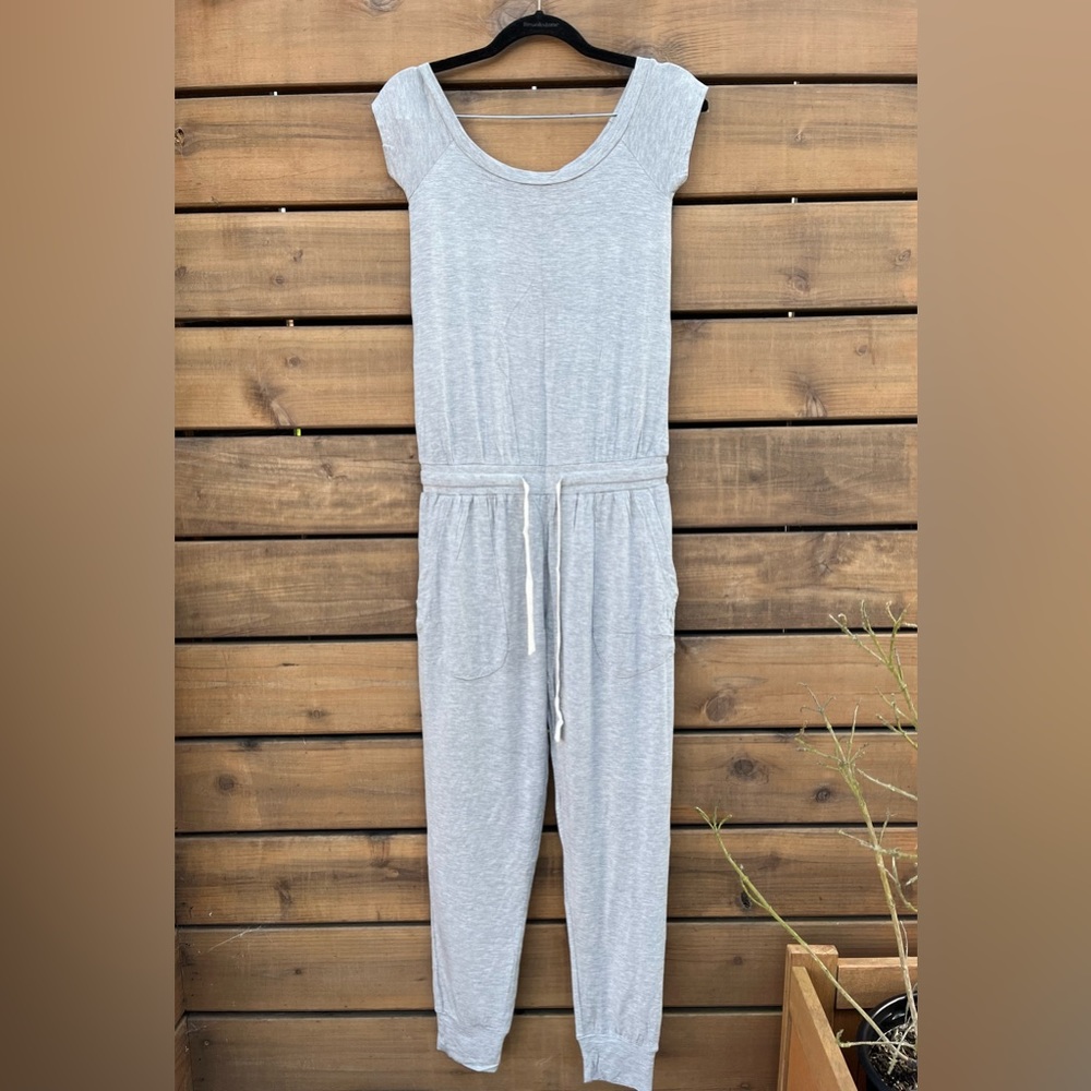 NWT Olivaceous cap sleeve Jogger jumpsuit, gray, Sz XS/Small